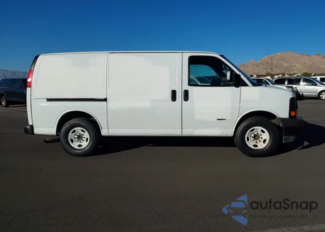 2017 Chevrolet Express 2500 Work Van z USA, uszkodzony, nr VIN 1GCWGAF11H1179652